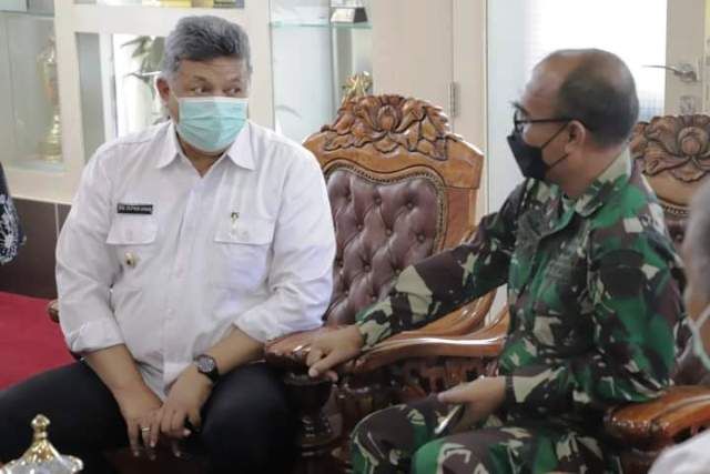 Walikota Solok Zul Elfian Umar menyambut kedatangan Tim Pusat Teritorial Angkatan Darat (Pusterad) yang dipimpin Kolonel Inf Yoyo